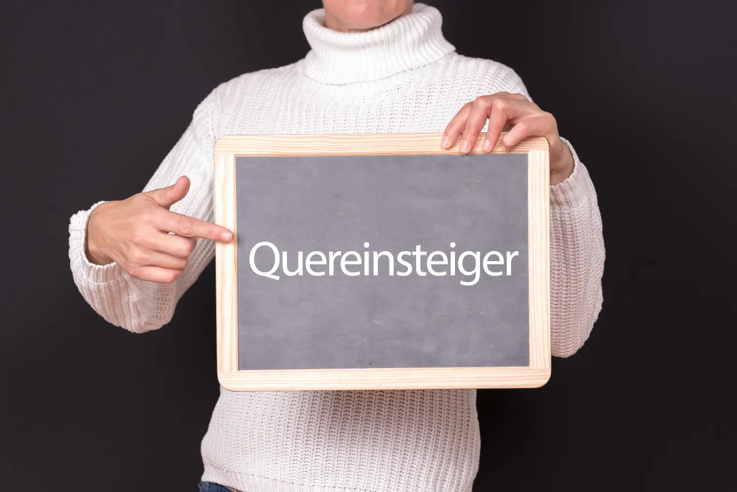 Eine Frau mit einer Tafel Quereinsteiger